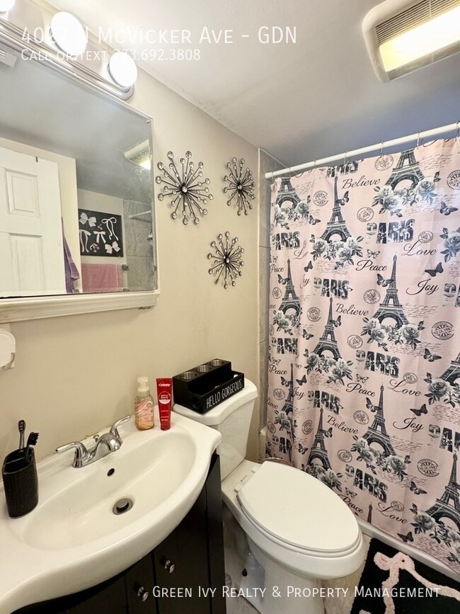 Building Photo - 4027 N McVicker Ave