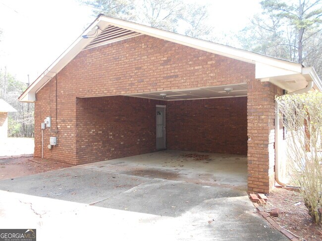Building Photo - 551 Racetrack Rd
