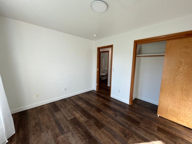 Building Photo - Amazing 3 Bd 2 Bath home in Historic Gladstone! Attached garage and Private yard! Easy access to ...
