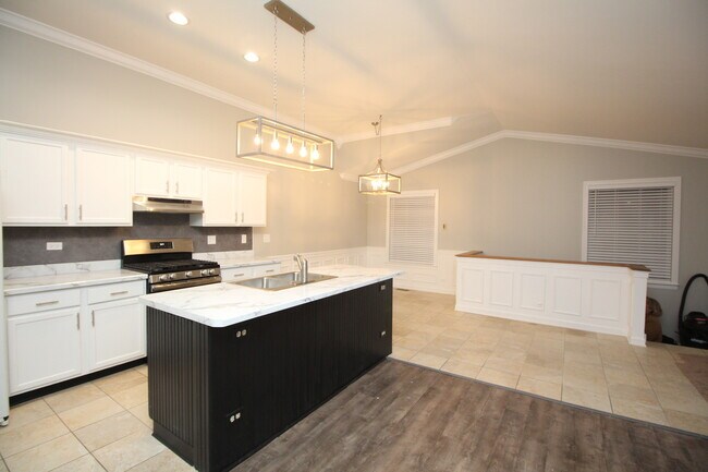 Building Photo - 698 Fieldcrest Dr