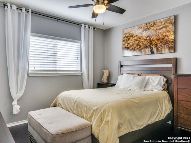 Building Photo - BEAUTIFULLY RENOVATED 4-BEDROOM HOME IN HUNTINGTON PLACE