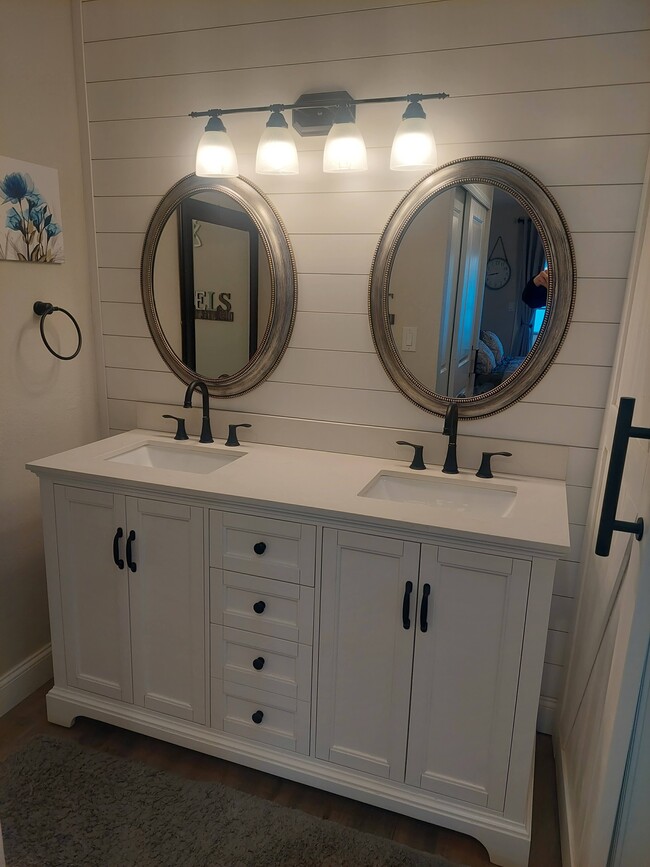 Master bathroom double vanity - 8879 E Friess Dr