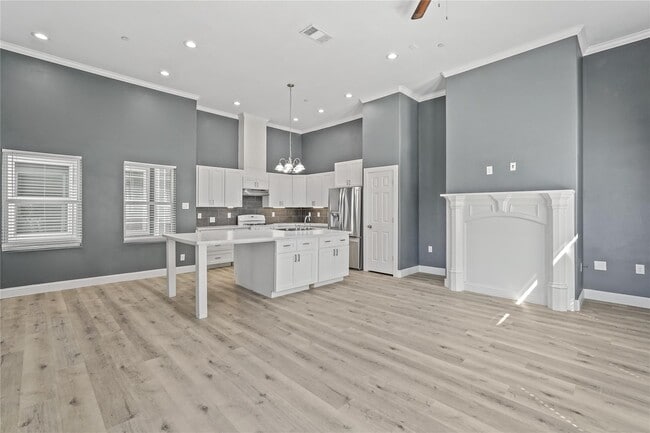 Building Photo - 2116 Bidwell Dr