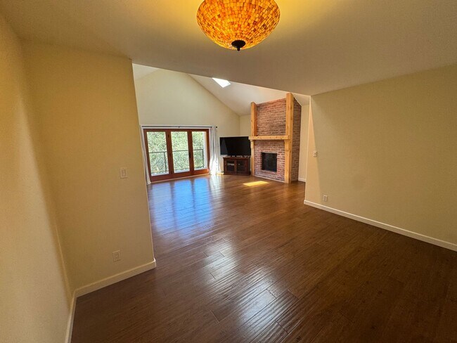 Building Photo - Beautiful 3 Bedroom/2 Bathroom Plus Bonus Room in Ben Lomond
