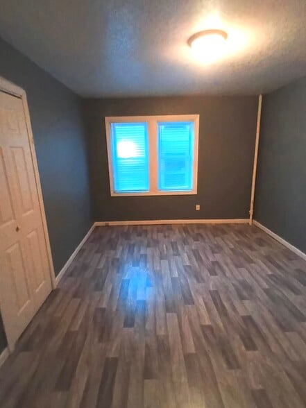 Building Photo - 706 W Prairie Ave