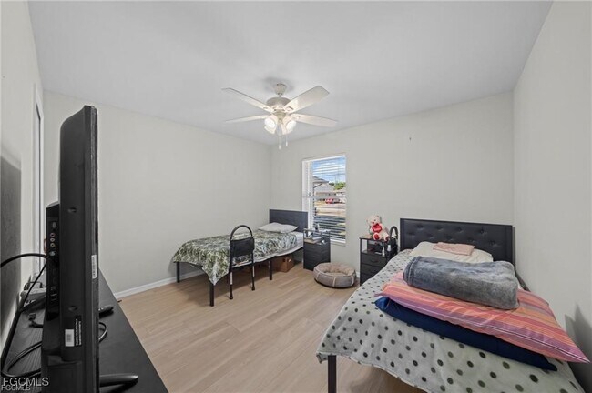 Building Photo - 916 SE 14th Terrace