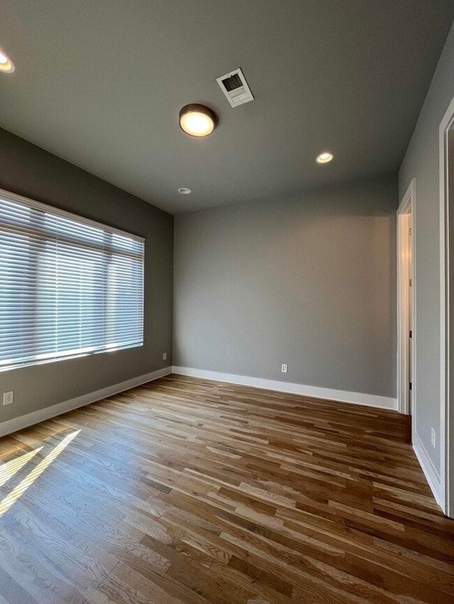 Building Photo - 976 Youngs Ln