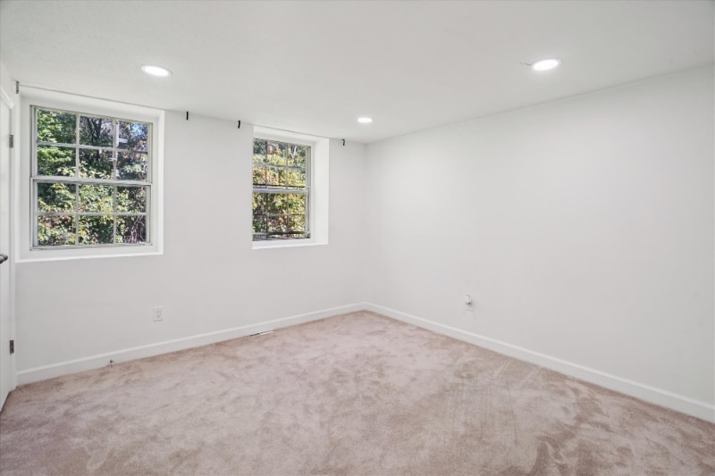 Building Photo - 1925 Dutch Village Dr