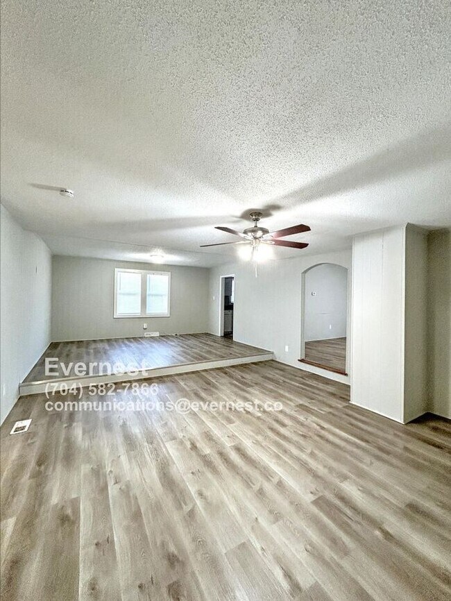 Building Photo - Lovely 3-Bedroom Home with Fenced Yard and...