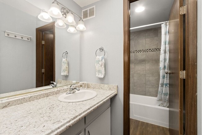 Building Photo - 2 Bedroom, 1 Bathroom Apartment, trash, water, and hot water heat included in rent.