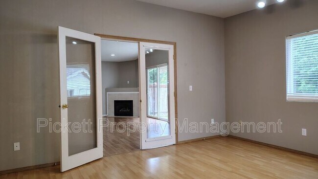 Building Photo - 1108 NE Beaumont Ln