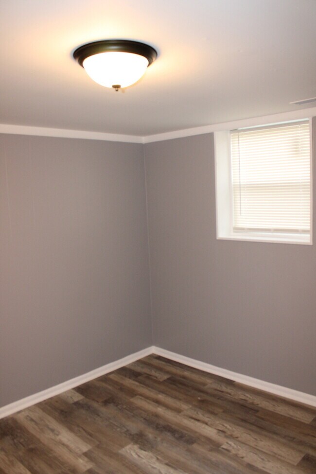 Building Photo - Spacious 4-bedroom, 1.5-bath home located ...