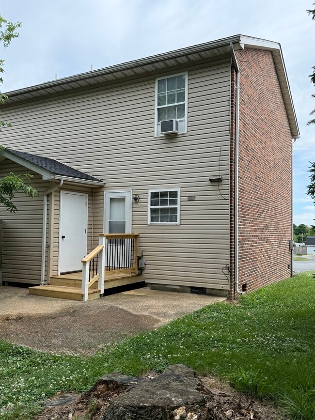 Building Photo - 1014 Bridle Ct