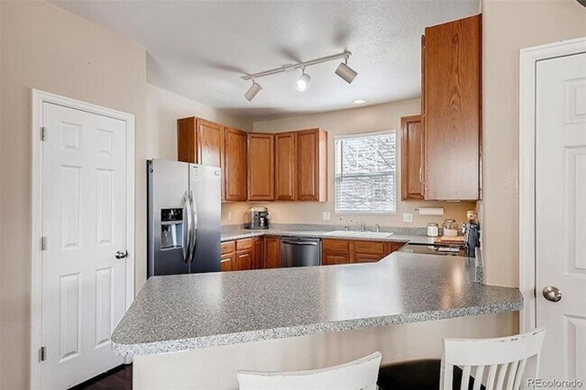 Building Photo - Stunning 3 bed 2.5 ba home for rent at Murphy Creek neighborhood Aurora CO 80018