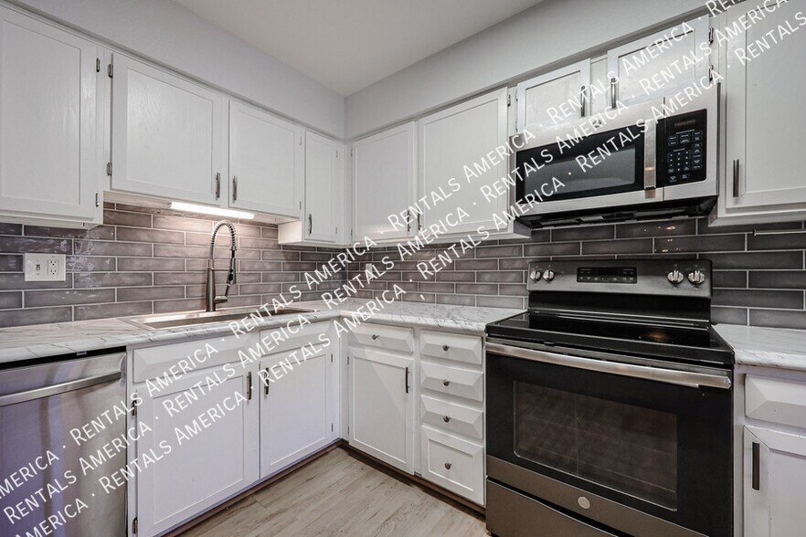 Building Photo - 1052 S San Jose