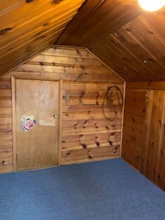 Building Photo - Large 3 BR 2 BA house w beautiful woodwork...