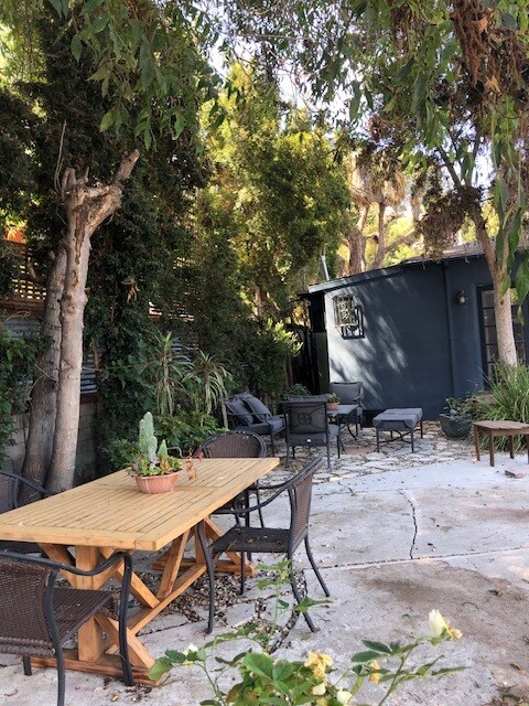Lovely space for dining, lounging, BBQing, with parking - 1444 Silver Lake Blvd