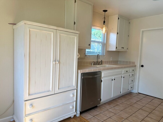 Building Photo - READY NOW! 3+1.5 City of Tehachapi - **SOL...