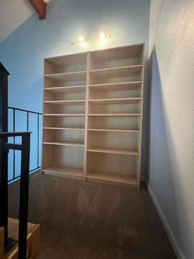 Building Photo - 3BD 2BA 2CAR Garage Townhouse located in L...