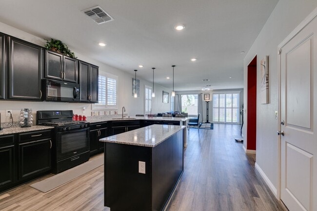 Building Photo - Furnished 5-Bedroom Home with Two Primary Suites