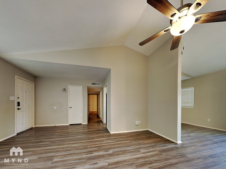 Building Photo - 2822 Canary Ln