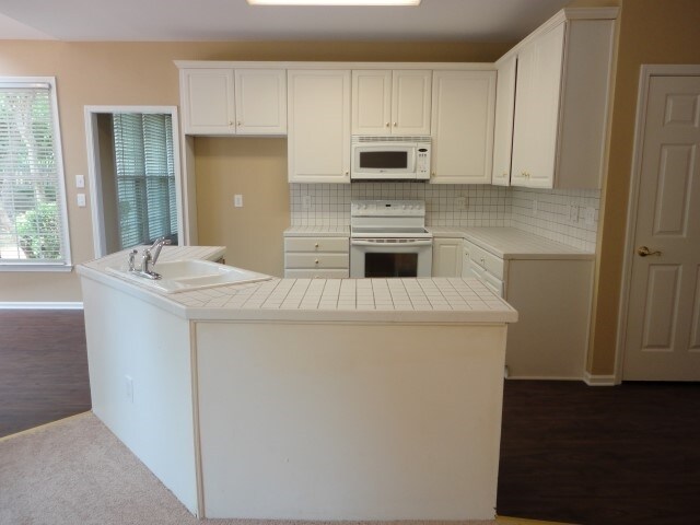 Building Photo - 1034 Chesterfield Place NW