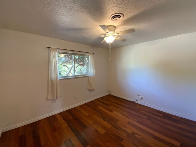Building Photo - 3 Bedroom Single Story Home Available Near...