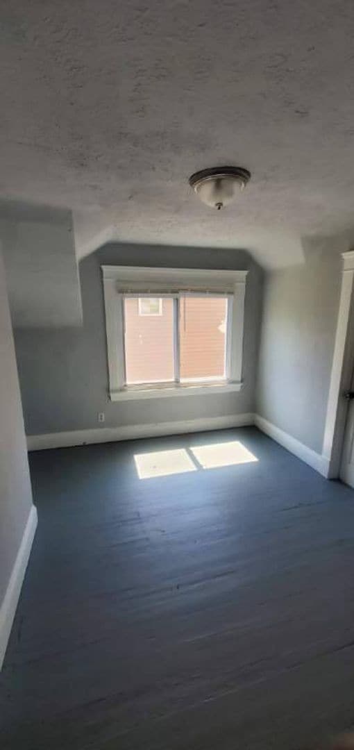 Building Photo - Charming 4-Bedroom Property in Prime Location
