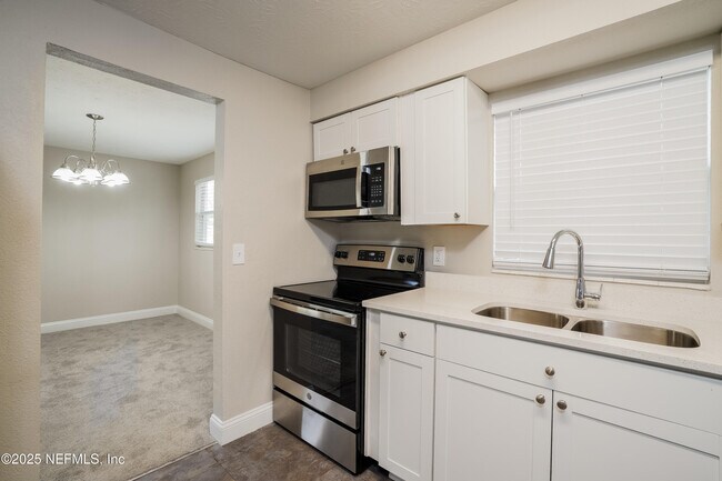 Building Photo - 583 Madeira Dr