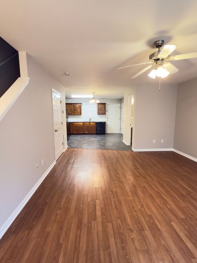 Building Photo - Fantastic 2 bedroom 2.5 bath townhome in a...