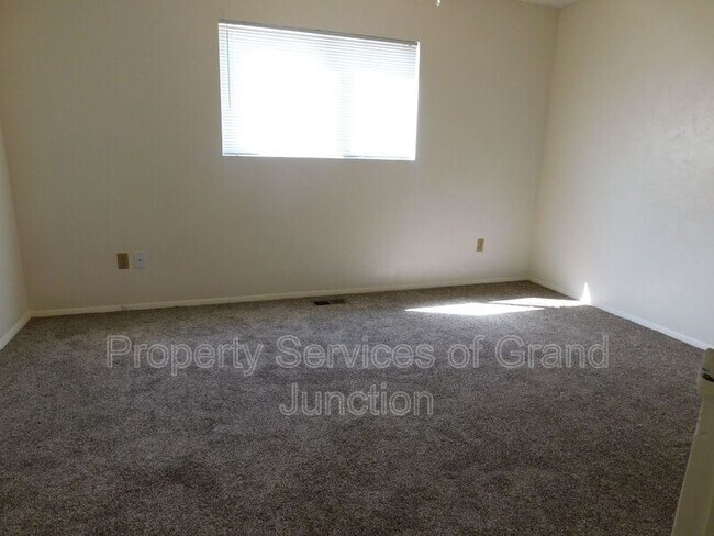 Building Photo - 477-32 1/8 32 1/8 Rd