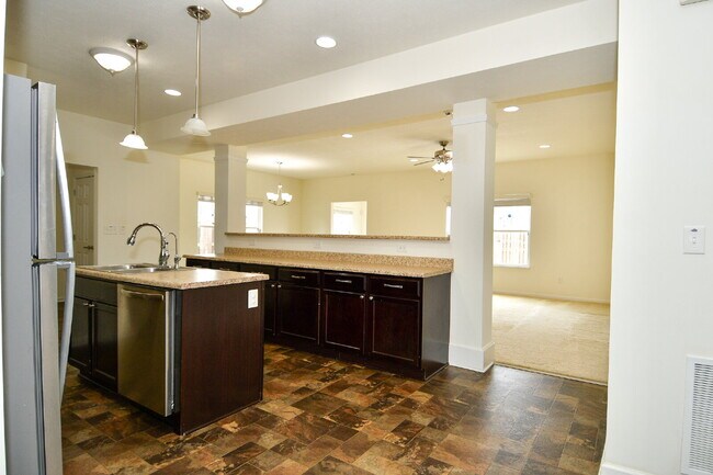 Building Photo - Spacious 5-bedroom, 3 full bath home in the Greenwood/Clark Pleasant area