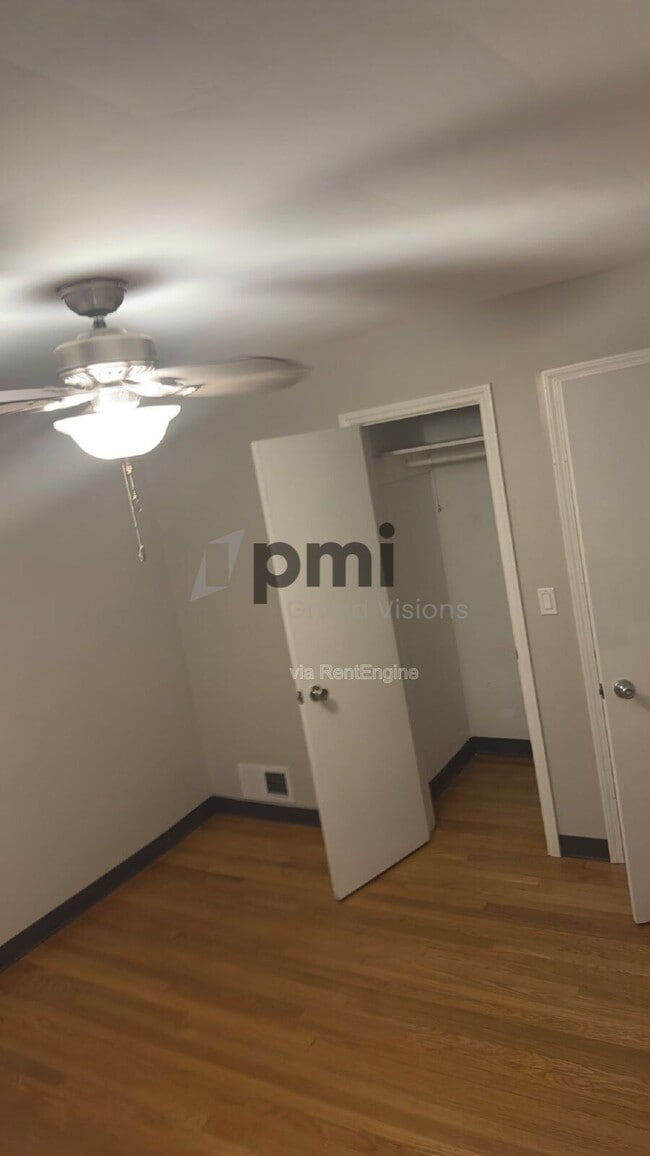 Building Photo - 1528 Division St