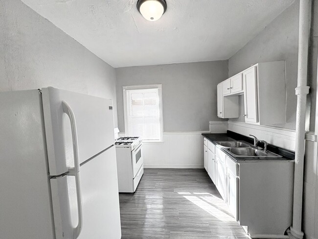 Building Photo - Charming 2 Bedroom Home for Rent & In Grea...