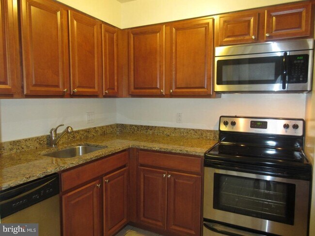 Building Photo - 2028 Walnut St