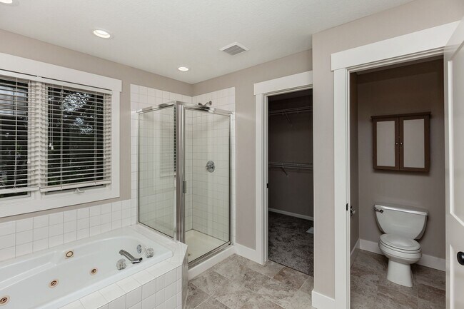 Building Photo - THOUGHTFULLY UPDATED!! 4 Bedroom, 3 Bathroom Home in Urbandale!