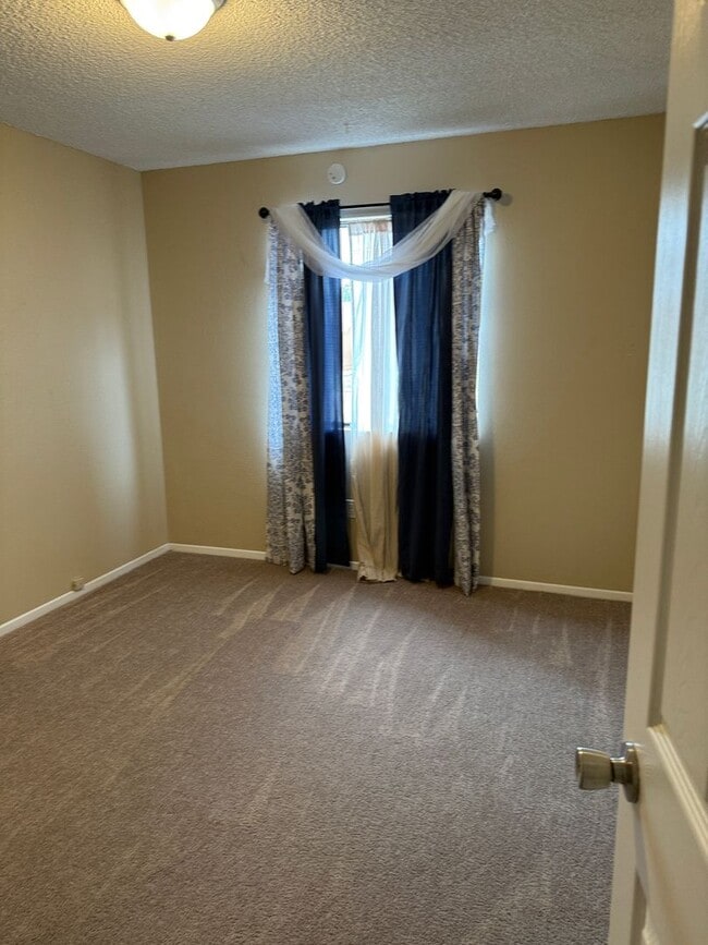 Building Photo - Centrally located home