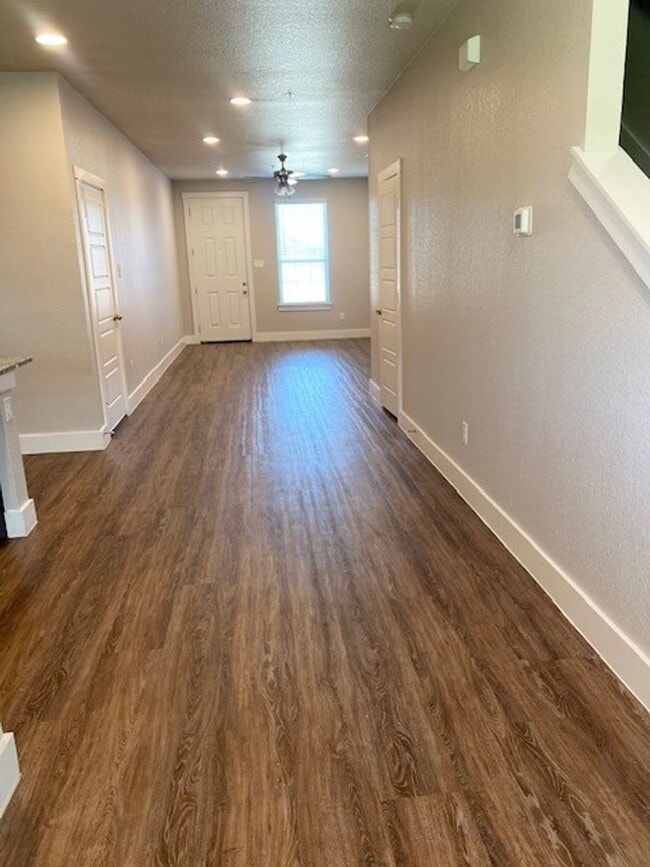 Building Photo - Large Townhome on corner lot