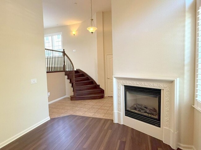 Building Photo - Modern End Unit Townhouse In Great Dublin ...
