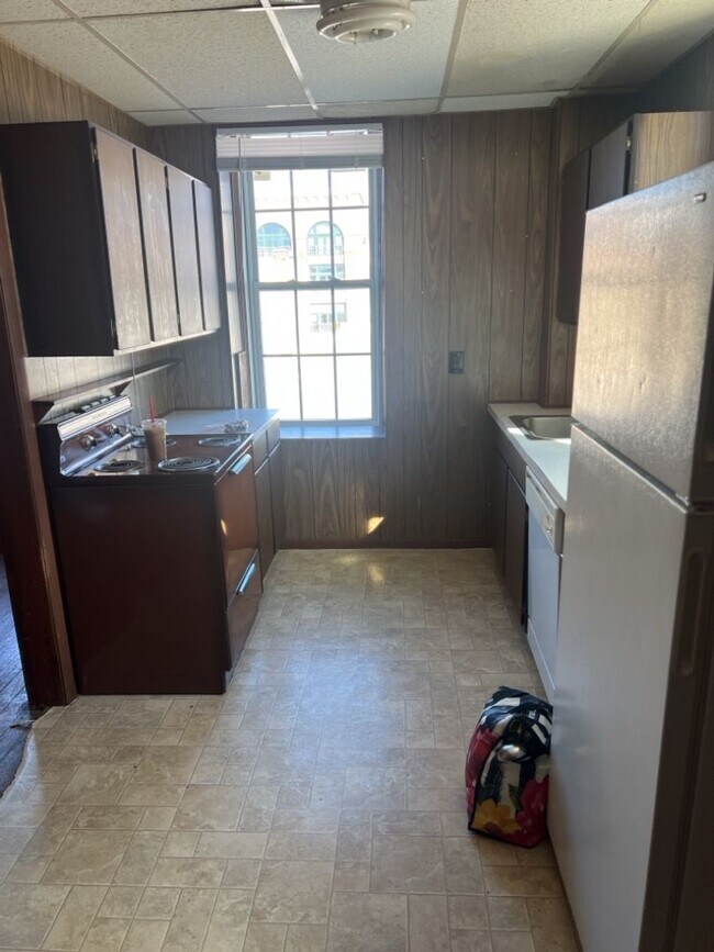 Building Photo - 736 1/2 Massachusetts St