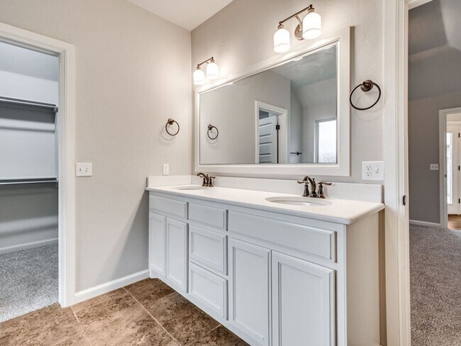 Building Photo - 5301 NW 162nd Ter, Edmond, OK 73013