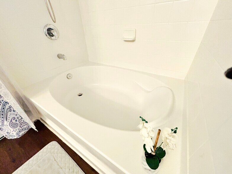 large garden tub - 11521 Southern Creek Dr