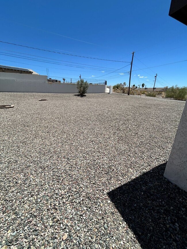Building Photo - Unfurnished Home!