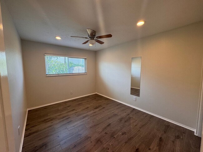 Building Photo - Charming RE-MODELED 3 bed / 2 bath home