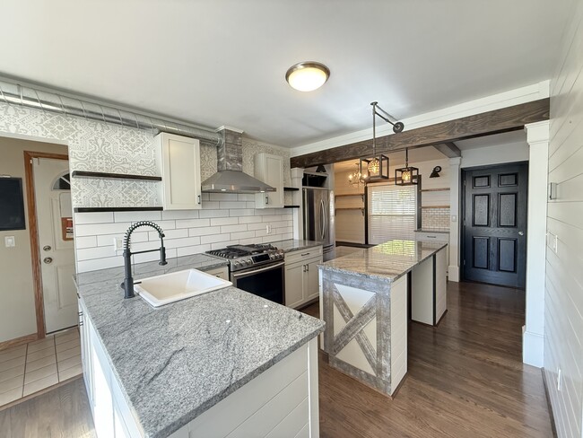 Building Photo - 2447 Roanoke Dr