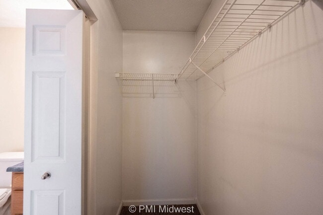 Building Photo - "Charming 3-Bed, 2-Bath Home in Indianapolis – Cozy 1196 Sq Ft Haven Awaits!"