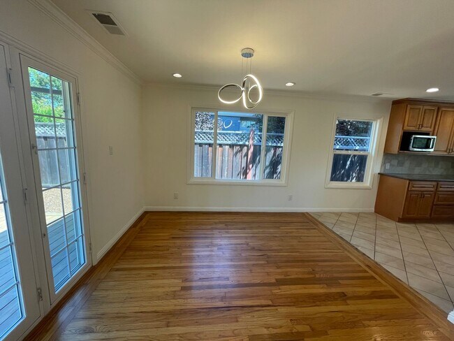 Building Photo - MENLO PARK - Well Maintained Home In Desir...