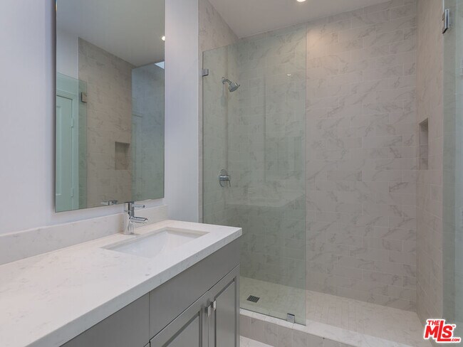 Building Photo - 230 S Hamilton Dr