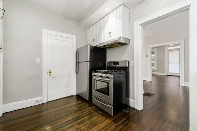 Building Photo - Adorable Brick Home in Italian Village!