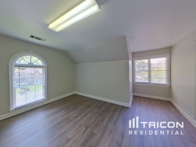 Building Photo - 5630 Vicarage Walk